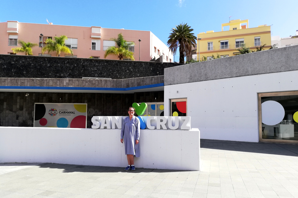 Renata Green standing in front of the Casa del Carnaval in Santa Cruz de Tenerife.