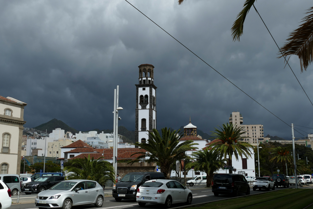 Santa Cruz de Tenerife under dark cloudes