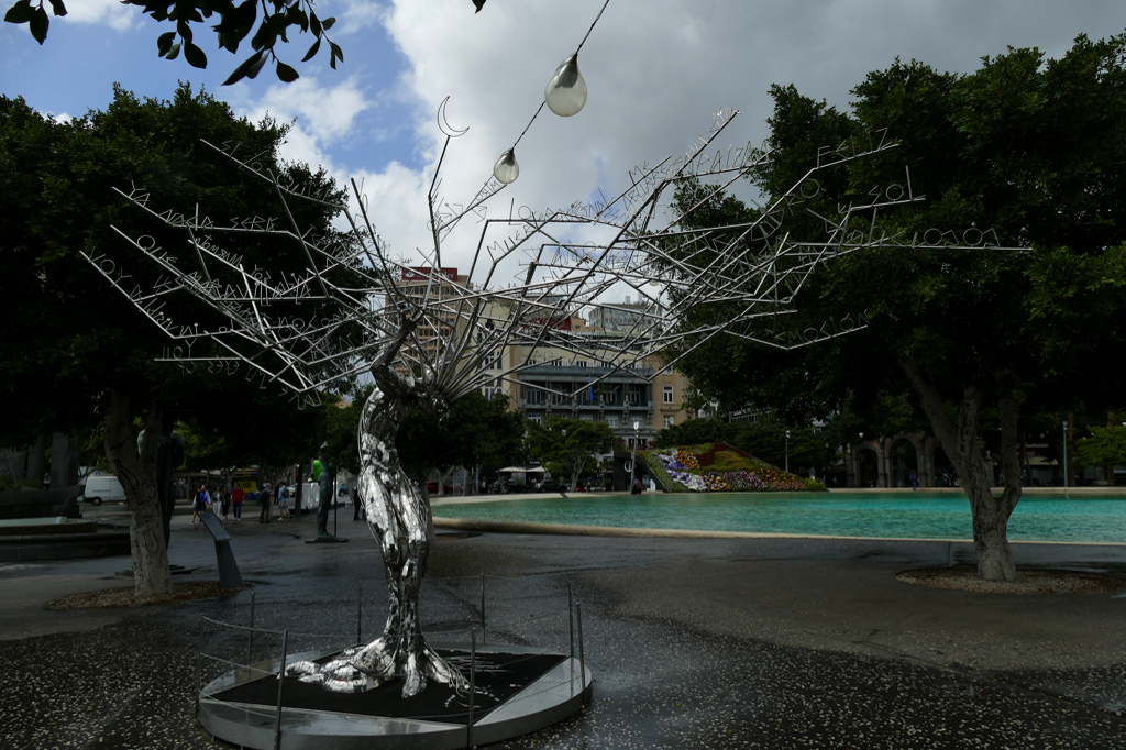 Sculpture "Lo llevo bien" by Julio Nieto