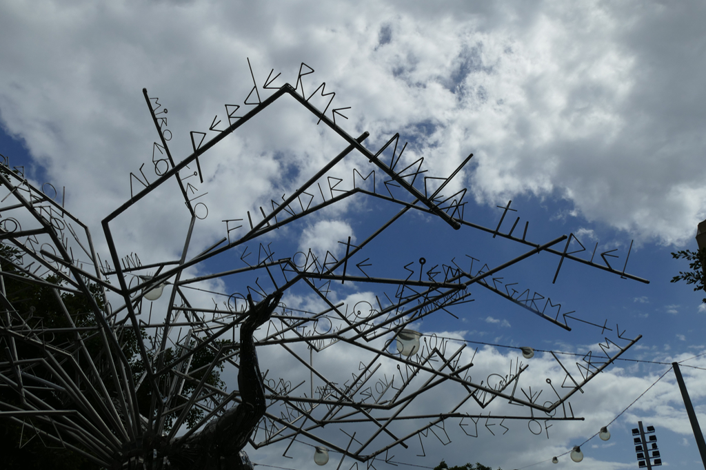 Sculpture "Lo llevo bien" by Julio Nieto