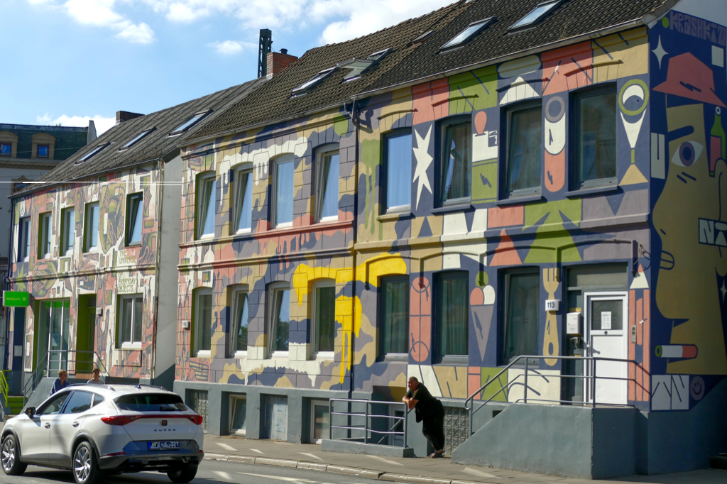 On Stresemannstraße, Krashkid decorated an entire house block.