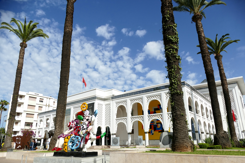 In front of the museum building are statues by international sculptors such as Fernando Botero from Colombia and French-American artist Niki de Saint Phalle