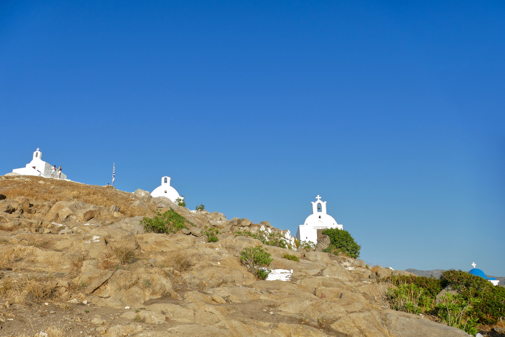From left to right: Chapels of Agios Nikolaos, Agios Eleftherios, and Agios Georgios and the blue roof of the Church of Panagia Gremiotissa.