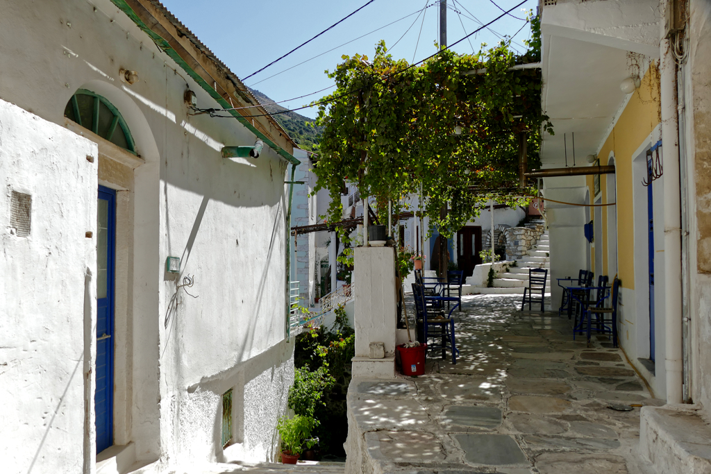 Alley in Koronos.