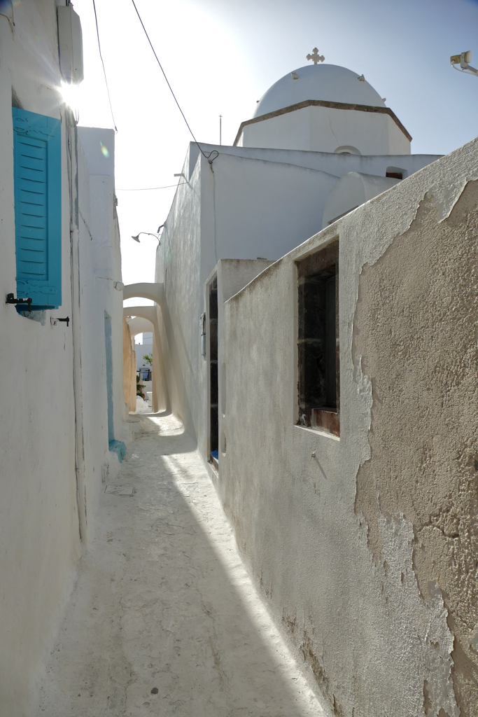 Alley in Kasteli in Emporio in Santorini