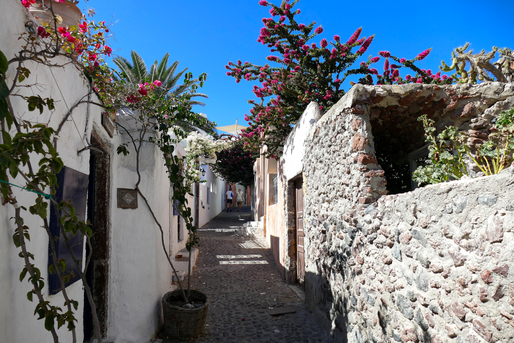Alley in Oia, visited on a self-guided tour by public bus during three days on Santorini