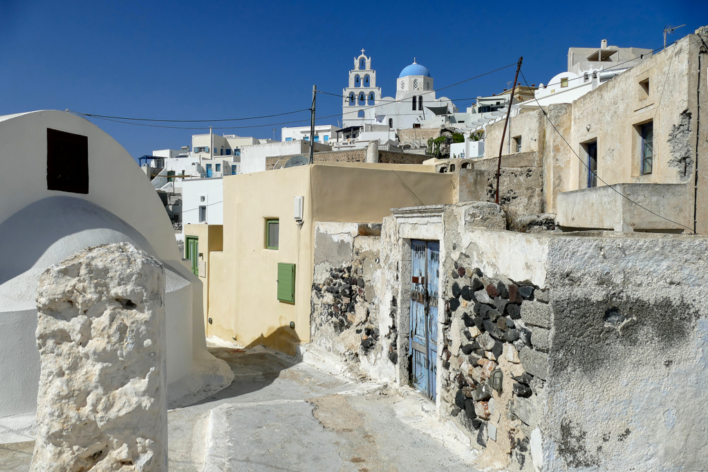 Alleys of Pyrgos, visited on a self-guided tour by public bus during three days on Santorini