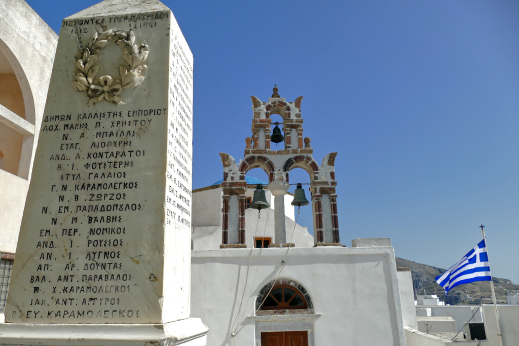 A memorial honoring those who faught in the Balkan Turkish wars beginning of the 20th century. Behind it is the small Church of Agios Nikolaos in Pyrgos.