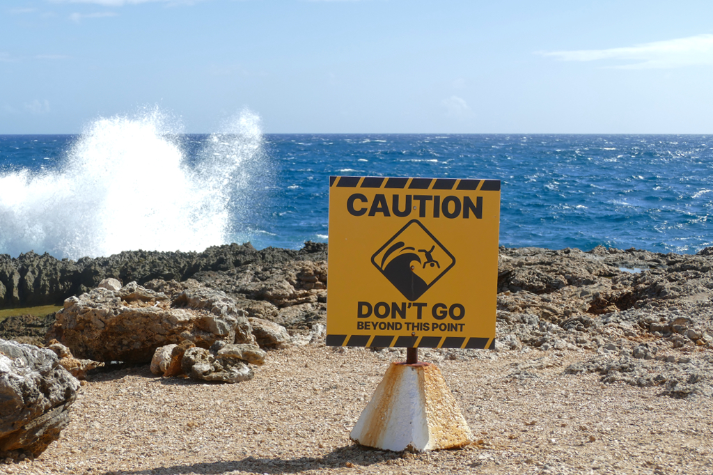 Warning on Aruba's east coast.