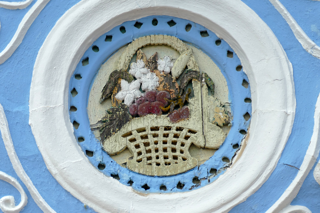 A pretty flower medallion above the door of a mansion in Willemstad.