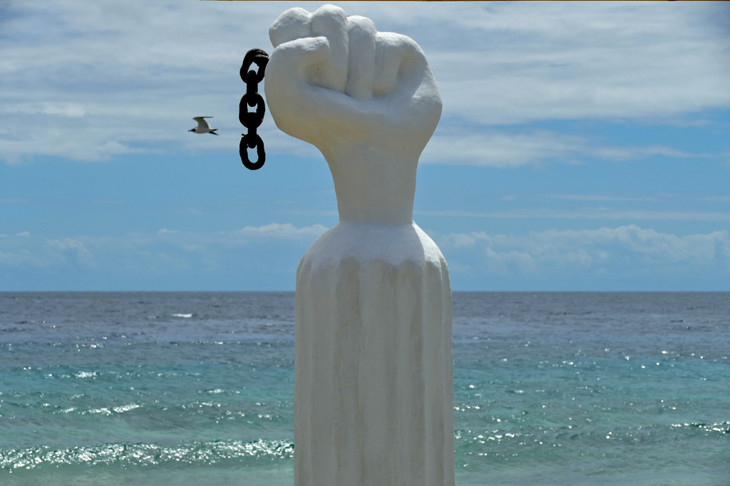 Across from the Desenkadená memorial is an outstretched arm holding aloft a broken chain. Replicas of this symbol of freedom and the abolition of slavery are found n various places in Curaçao.