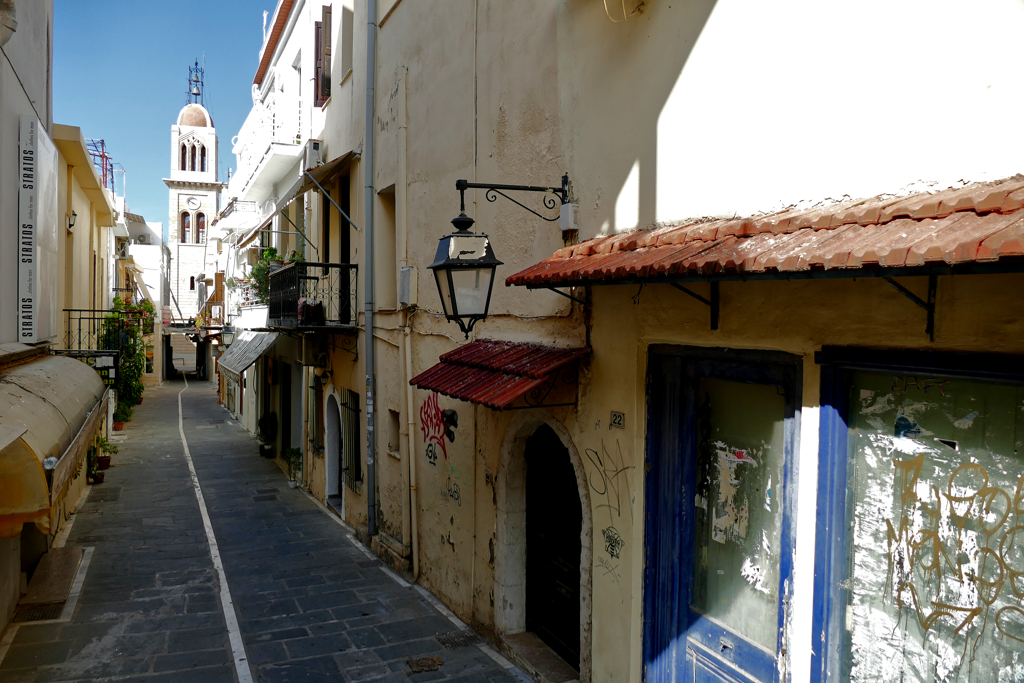 Kapsalí street which leads to the Metropolitan Cathedral of Rethymno.