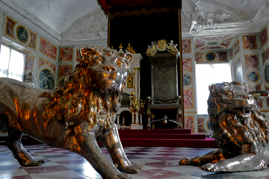The Knights’ Hall with the coronation chairs, guarded by three silver lions - of which my picture shows only two.