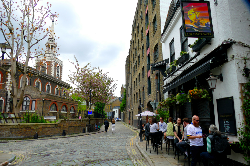 Mayflower Pub and St Mary's Church in Rotherhithe 