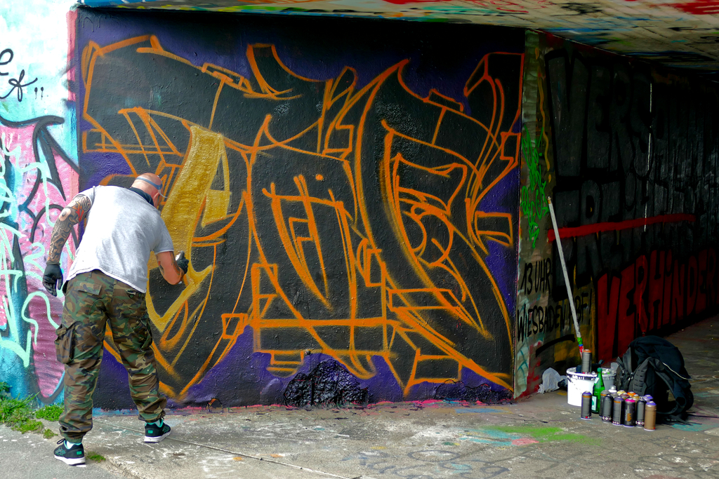 Graffiti sprayer in Frankfurt.