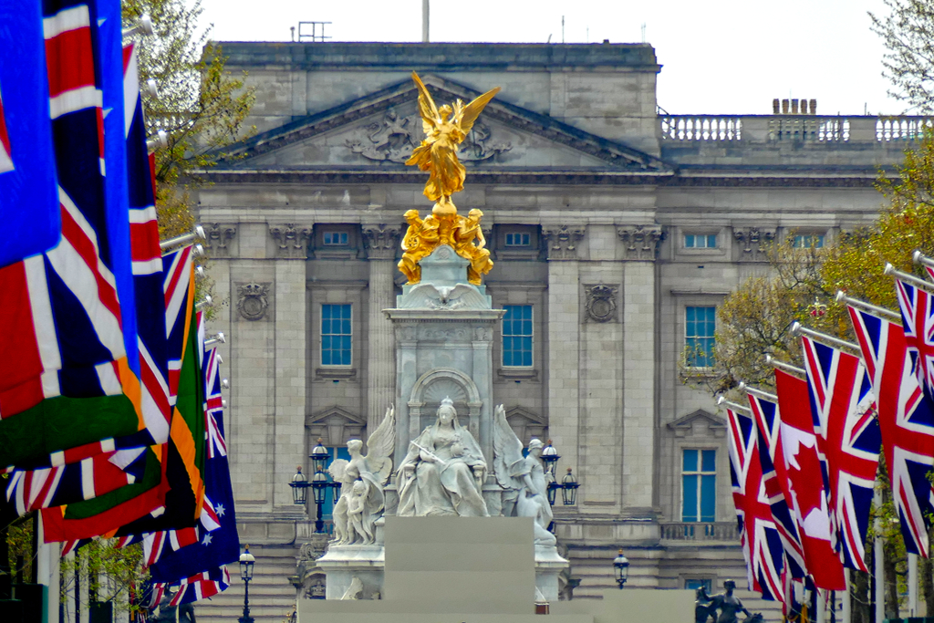 The Victoria Memorial with Buckingham Palace in the backdrop. 24 hours in London.