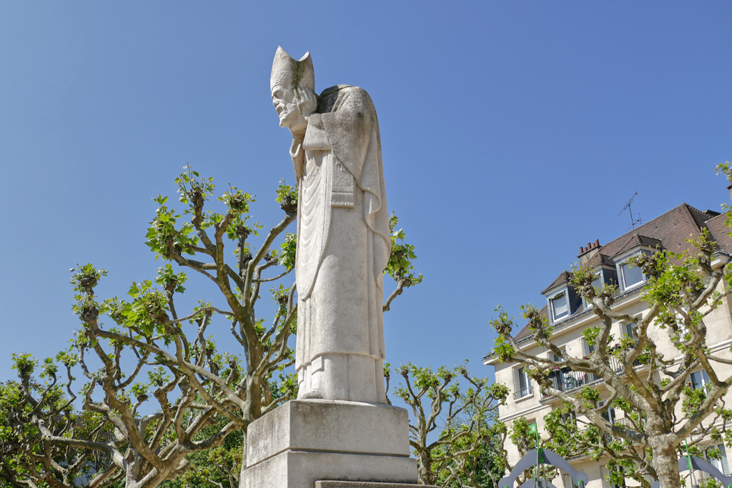 Here we have xx holding his head up high - literally. This intriguing sculpture stands on top of a fountain on the Square Suzanne Buisson in Montmartre. Paris Museum Pass Skip Lines