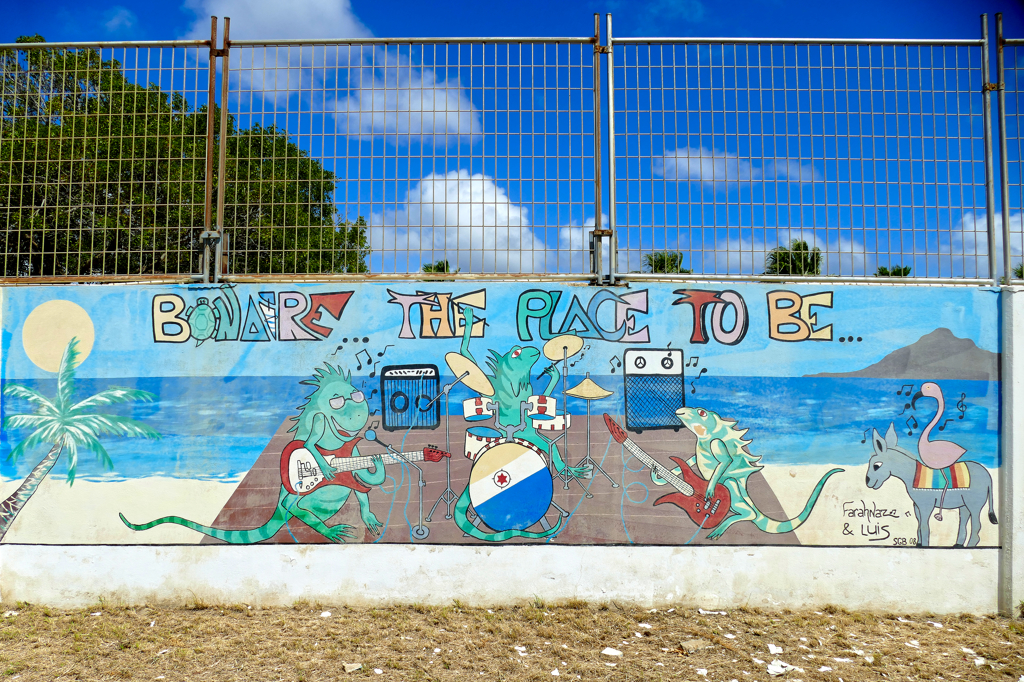 Mural on the Waterland Village in Bonaire. Mural by Solveig van Weingaarden. Bonaire Street Food Urban Art