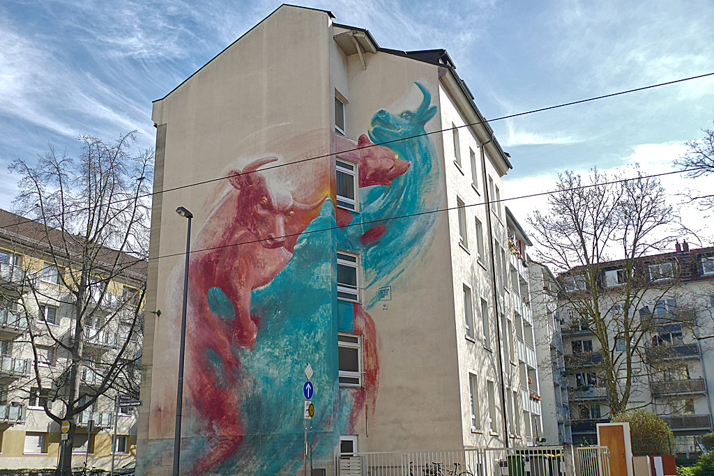Bull Versus Bear by Guido Zimmermann. Best Street Art Frankfurt.