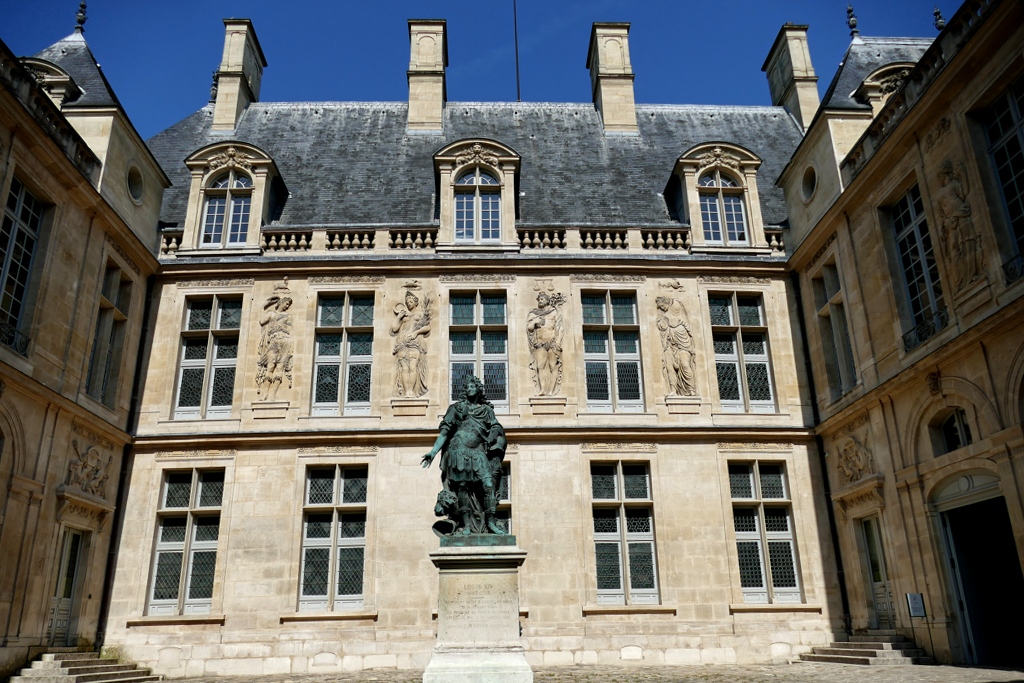 Statue of King Louis XIV. at the Musée Carnavalet that can be visited in Paris for free!