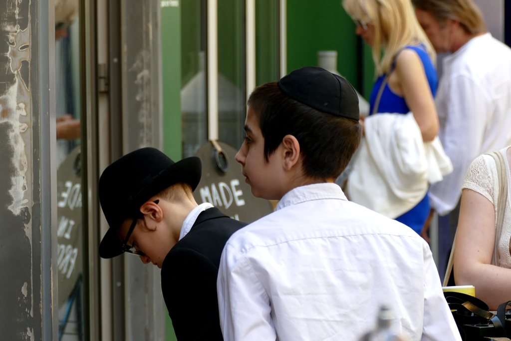 Jewish Boys in Le Marais where you find the 10 most beautiful Palaces in Paris
