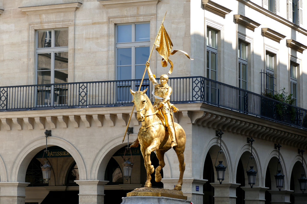 Jeanne d'Arc by Emmanuel Frémiet is riding across the Place des Pyramides.