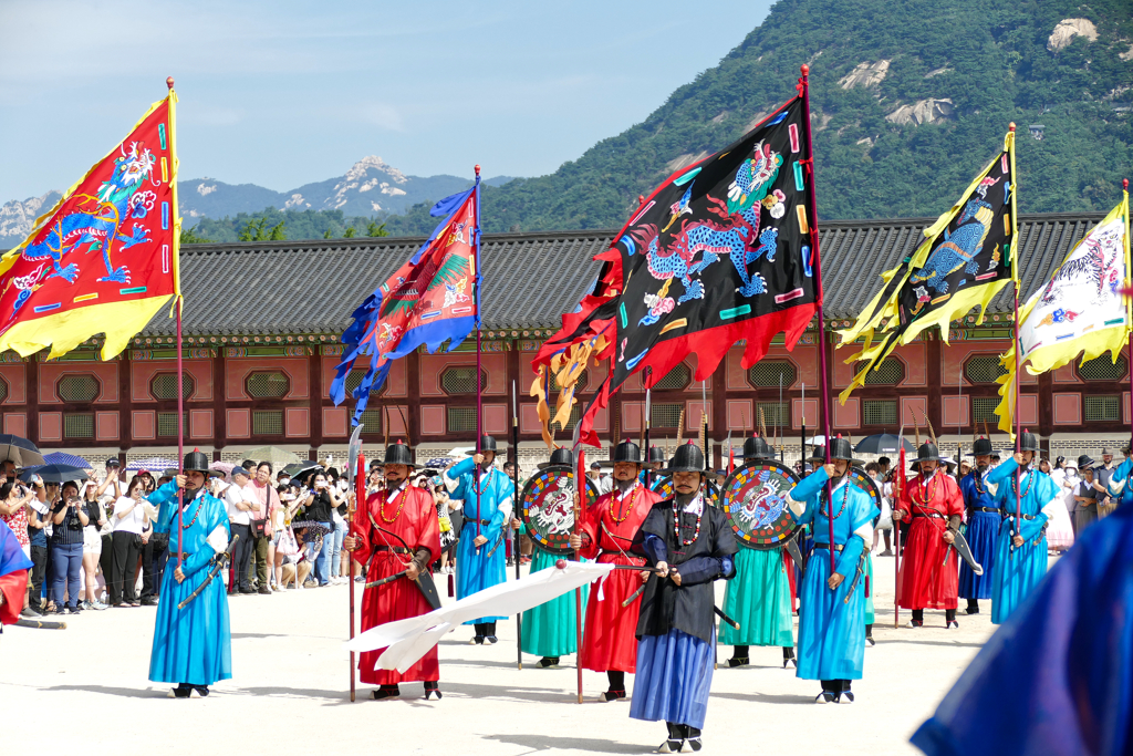 Change of the guards at the Gyeongbokgung Palace in Seoul, the capital of Korea. Grand Tour of SOUTH KOREA - A Guide for Individual First-Time Visitors