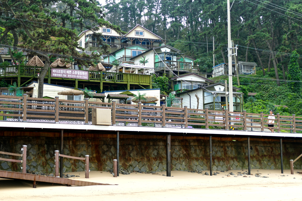 Taean Manripo Picnic Pension* above the boardwalk alongside the beach.