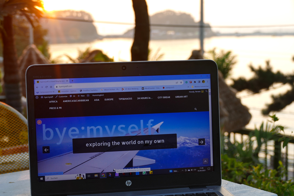 www.byemyself.com Website on the beach of Mallipo.