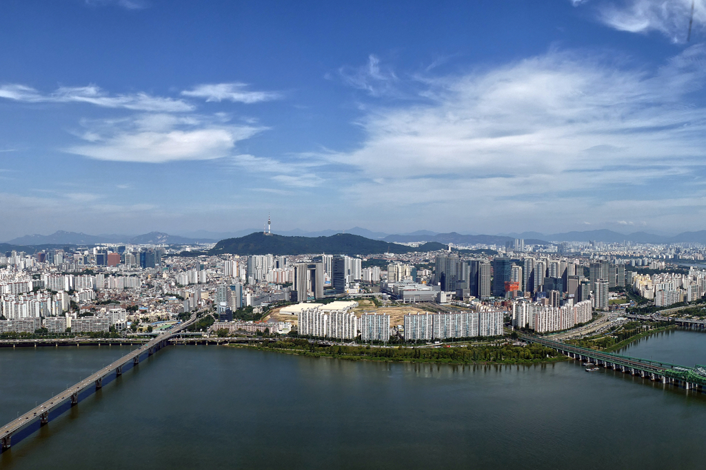 View of the northern bank of the Han River.