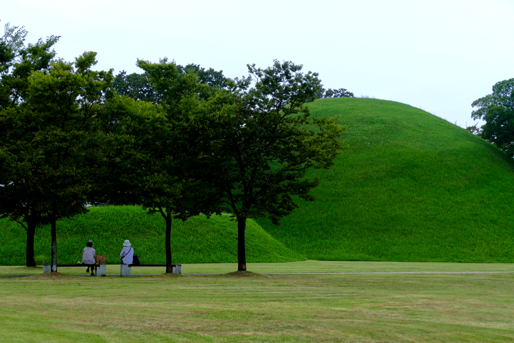 Two ladies sitting in Front of the Seobongchong in Gyeongju.