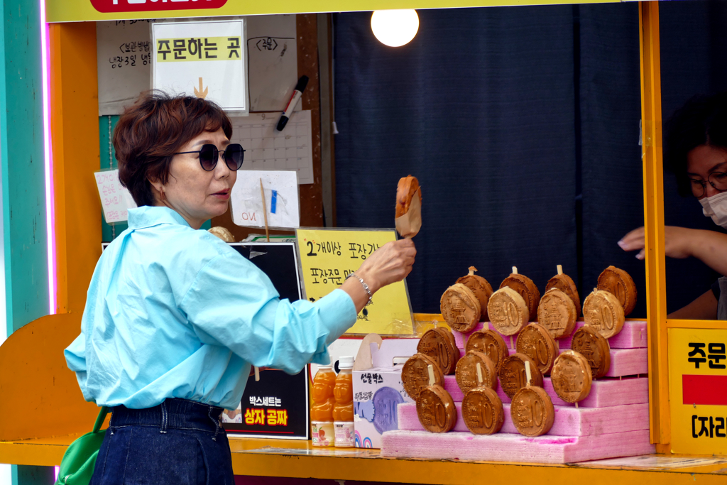 Lady buying a 10 ₩on Bread in Gyeongju.