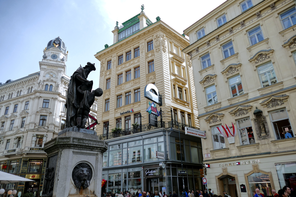 The Floriansbrunnen with the so-called anchor house built by Otto Wagner and other stately buildings in the background.