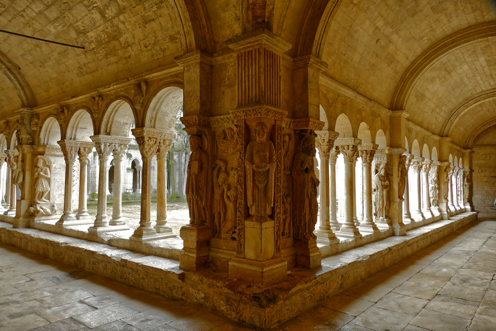 The pillar between the east and the north gallery depicting in its center Saint Stephen.