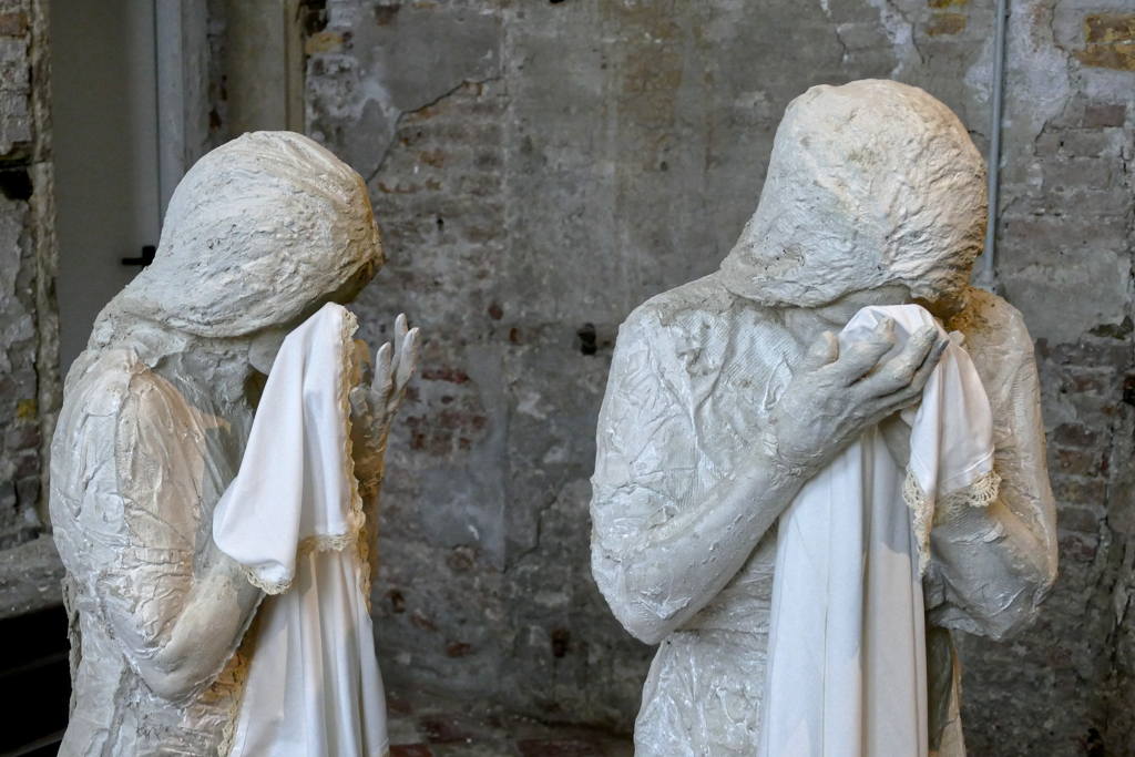 How to visit Biennale Venice 2024: Hora Lupi by Edith Karlson