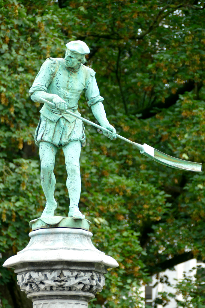 Statue at the Square du Petit Sablon