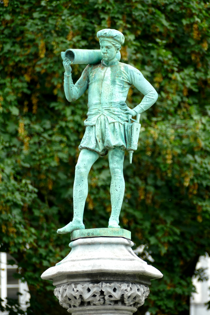 Statue at the Square du Petit Sablon