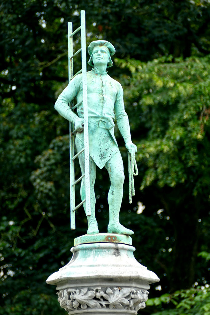 Statue at the Square du Petit Sablon