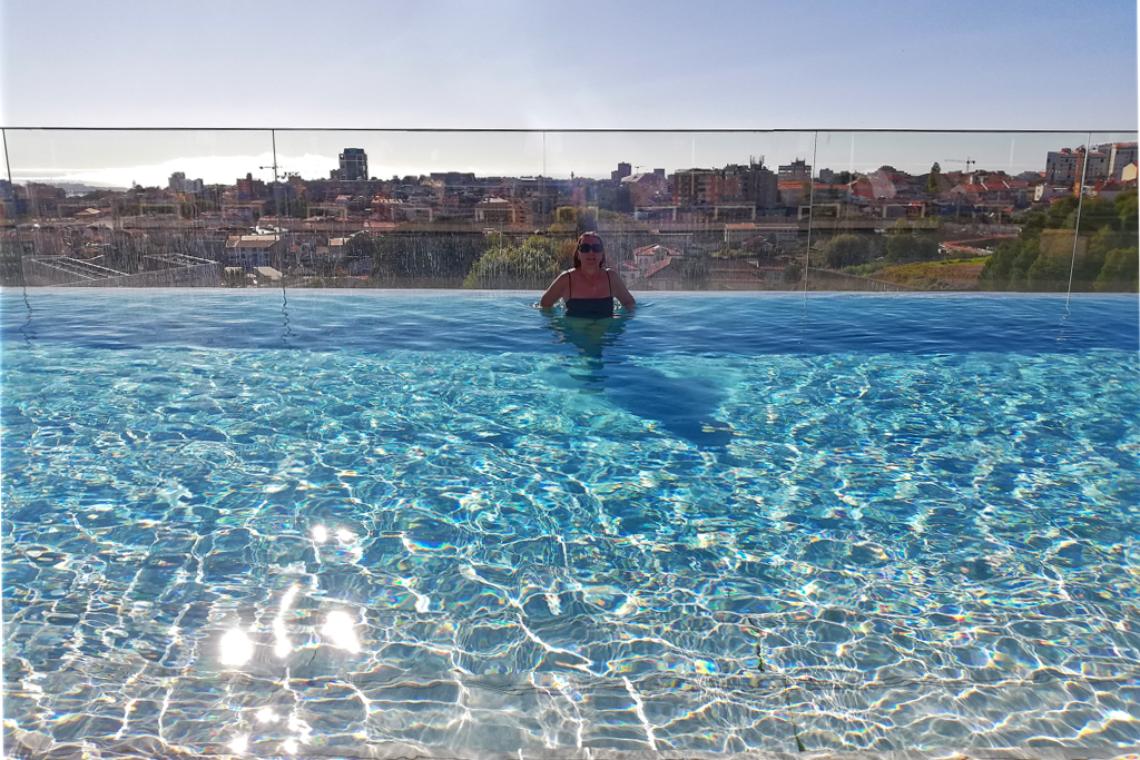 Rooftop infinity pool of the Renaissance Porto Lapa Hotel