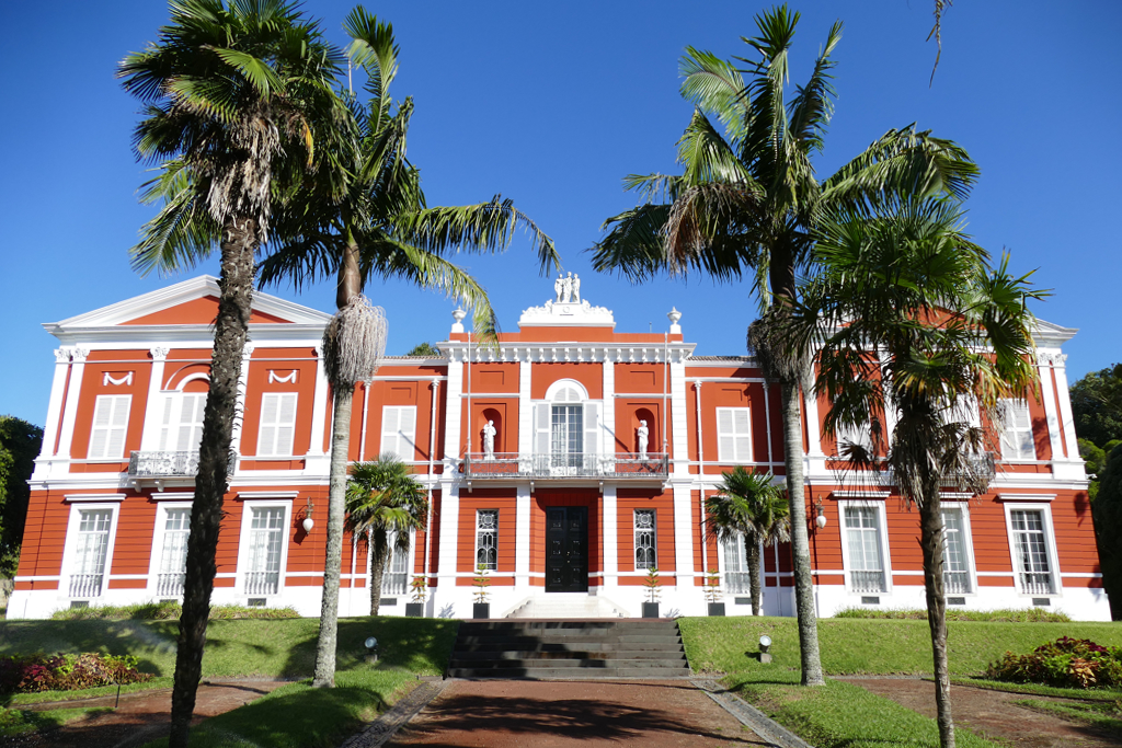 The government of the Autonomous Region of the Azores resides in the Palácio de Sant'Ana.