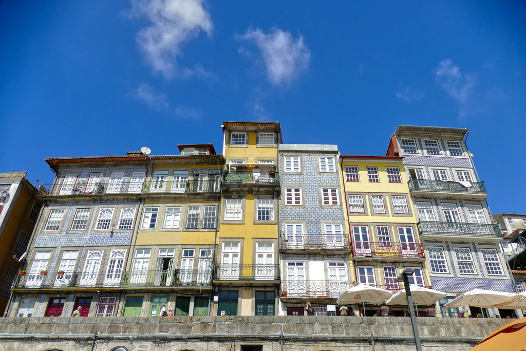 Houses alongside the Cais da Ribeira.