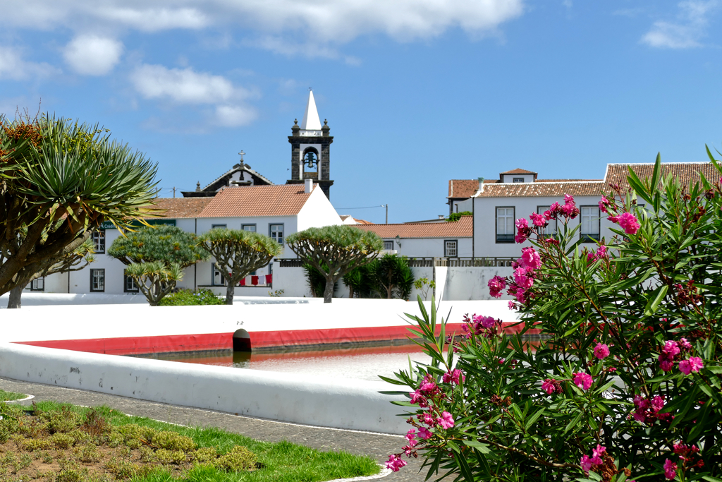 Santa Cruz's main square with the Igreja Matriz de Santa Cruz from the 16th century in the backdrop.