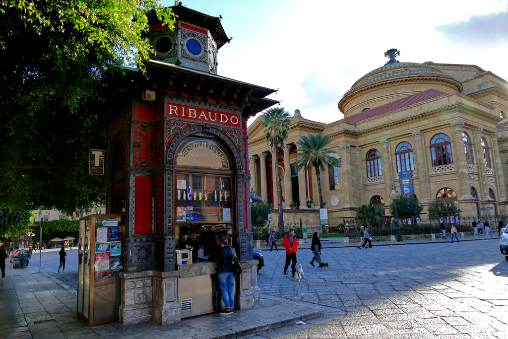 Ernesto Basile designed the beautiful Art Nouveau kiosk that stands in front of the theater in the Piazza Giuseppe Verdi in 1916.