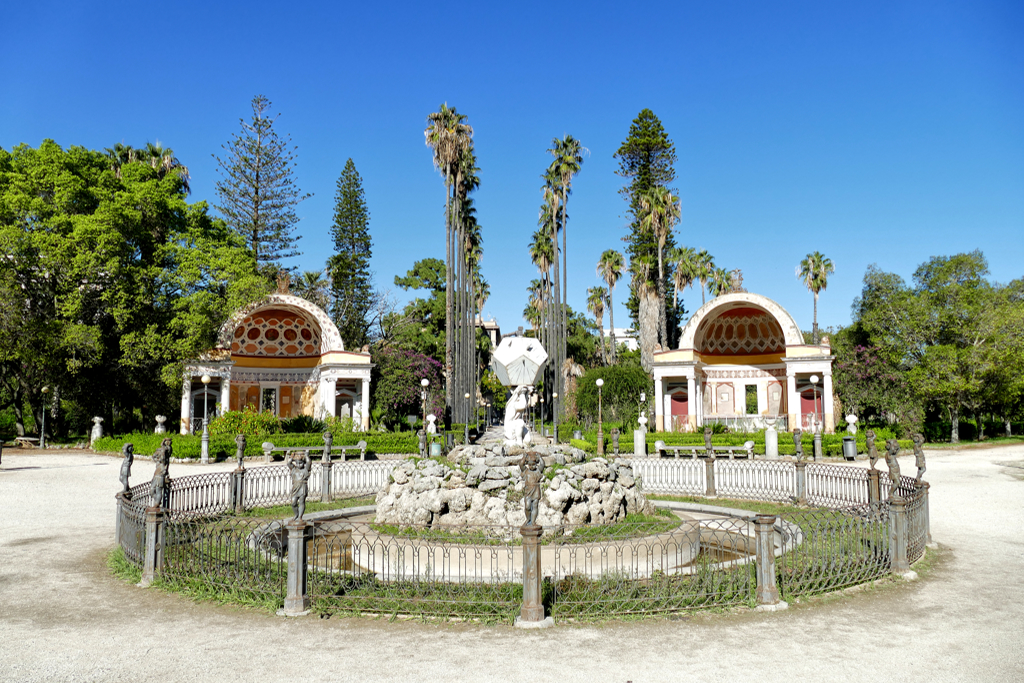 Fontana del Dodecaedro between two beautifully designed pavilions.