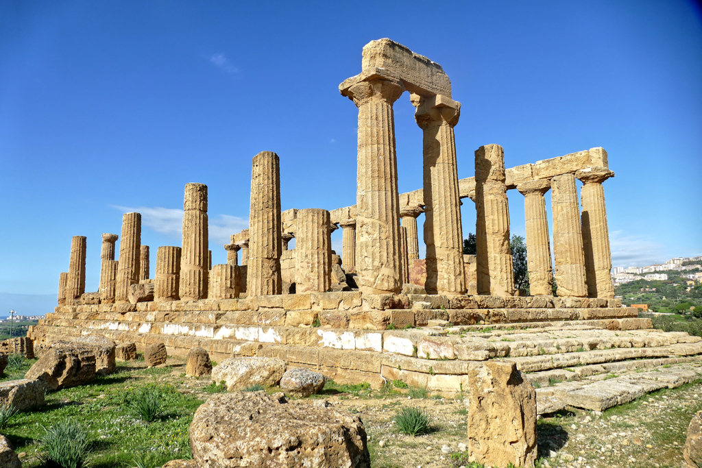 Tempio di Giunone at the Valle dei Templi on the outskirts of Agrigento.