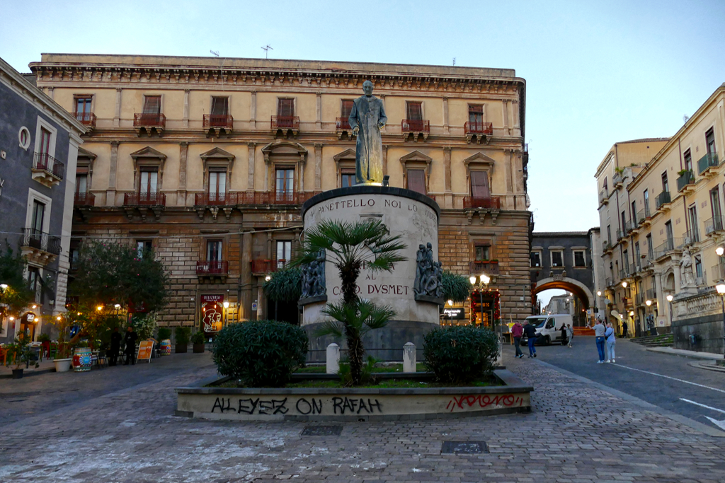 Monumento al Cardinale Dusmet and the Arco di San Benedetto in Piazza San Francesco d'Assisi in Catania.