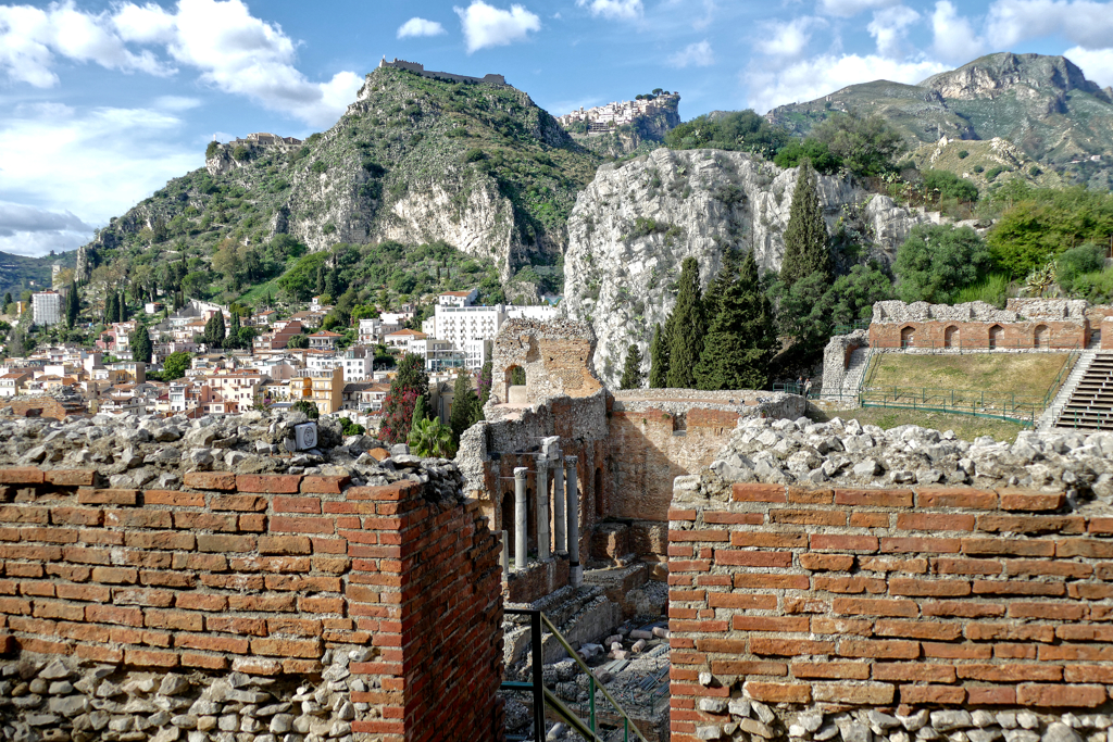 View of all the things not to miss in the beautiful town of Taormina