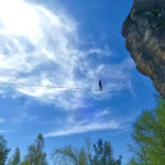 Tightrope walker at the entrance to the Tisá rocks.