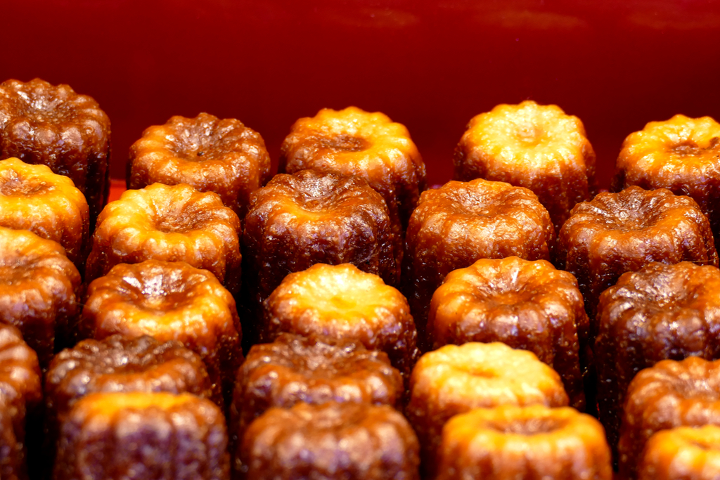 Canelés de Bordeaux.