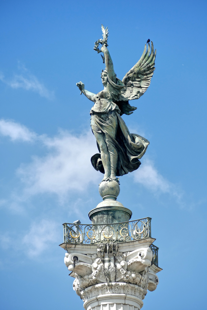 Statue on top of the Monument aux Girondins.